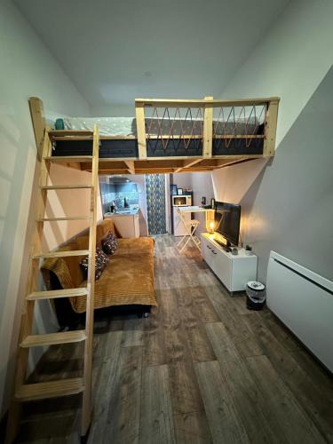 Angouleme House | La Tiny : Adorable petit studio/parking gratuit.