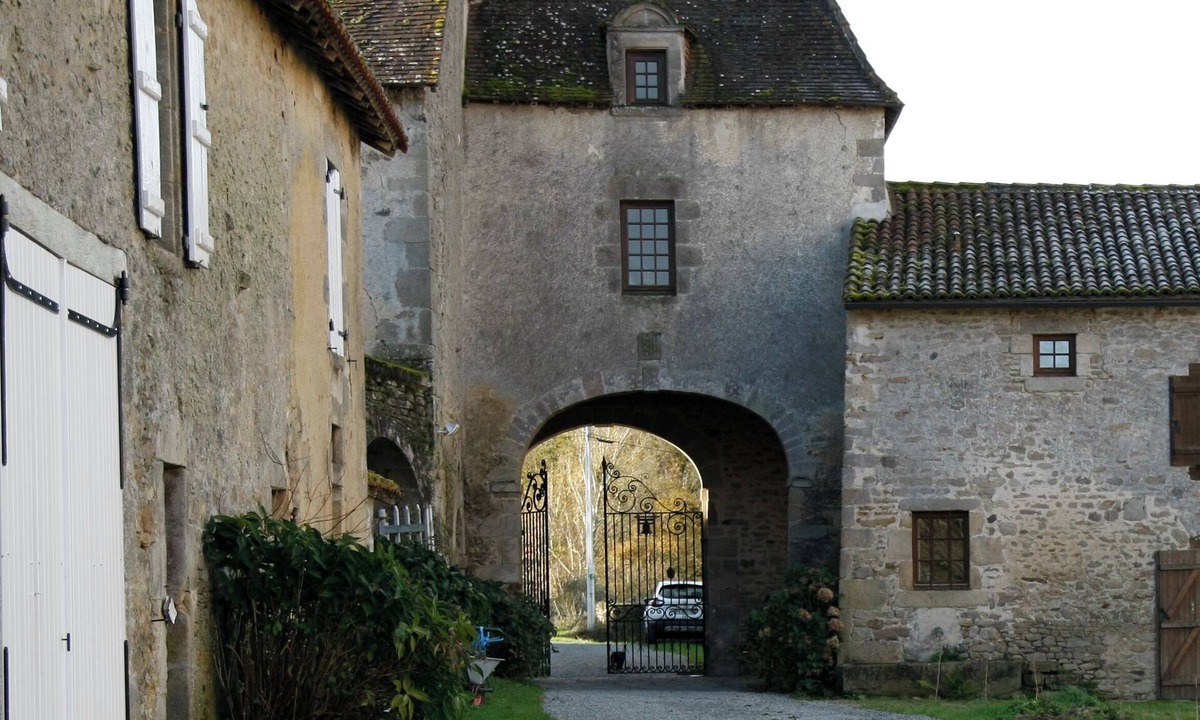 Dompierre-les-Eglises Apartment | La Tour - Châteua de Dompierre