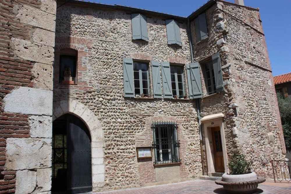 Rivesaltes Hotel | La Tour de l'Horloge