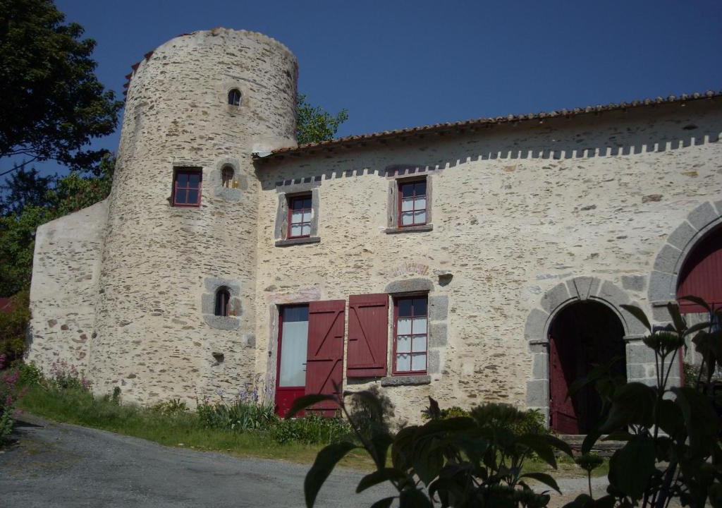 Breuil-Barret Bed & Breakfast | La Tour des Laudes