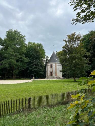 Croissy-Beaubourg House | La Tour du Château - Domainepona