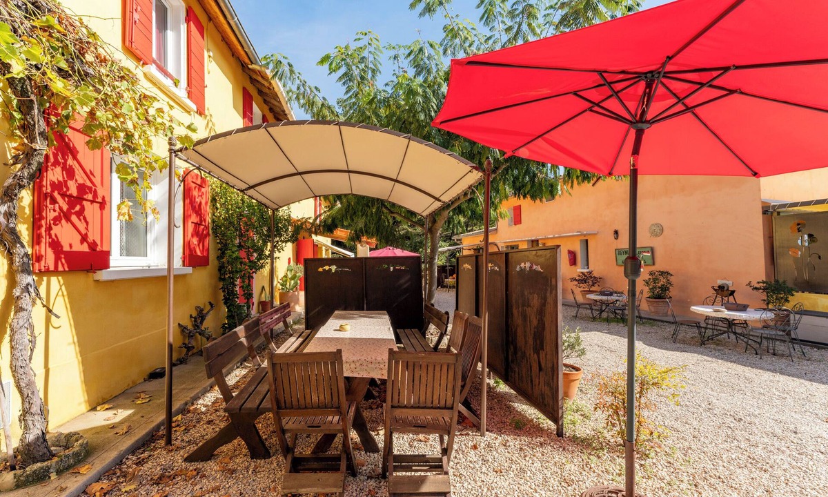 Villelaure House | 'La Treille Dorée' with Mountain View, Shared Pool and Wi-Fi