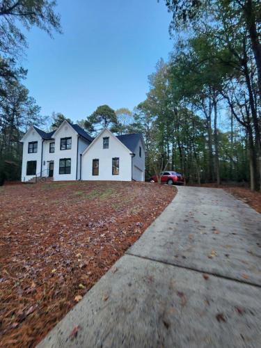 Newnan House | La Vela Blanca - Modern Southern Getaway