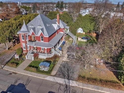 Louiseville House | La Victorienne