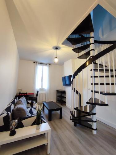 Maisons-Laffitte Apartment | La vie en blanc et noir Maisons-Laffitte