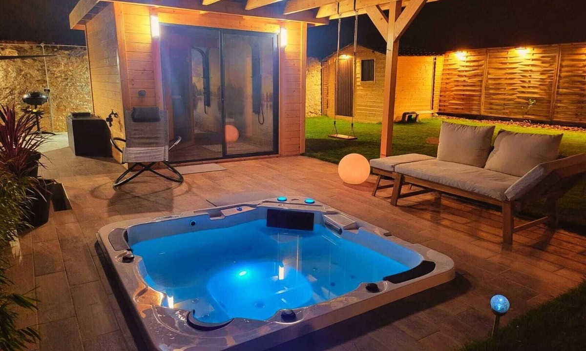 Montigny-Lencoup Villa | La Villa Aliénor - Spa and Cineroom