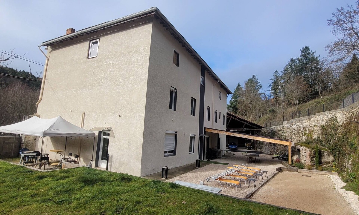 Saint-Thurin House | La Villa de l'Anzon, group gîte in quiet surroundings, games room.