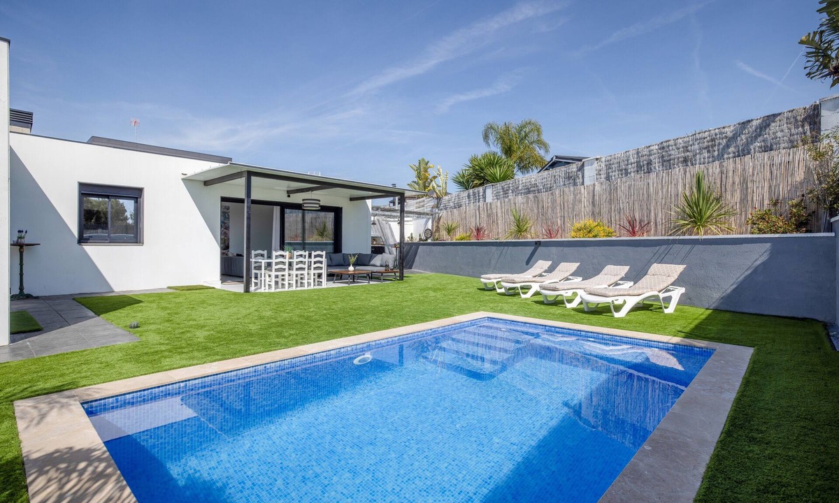 El Roc de Sant Gaieta Villa | 'La Villa Del Roc' with Private Pool, Wi-Fi and Air Conditioning