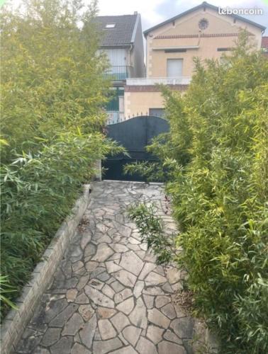 La Courneuve House | La Villa Male dorm shared room 8pm to 10am