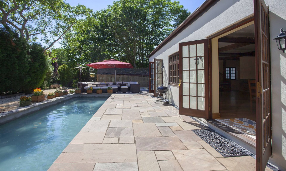 Olveston Villa | "La Villa Olli"-Natural Pool & Hot Tub