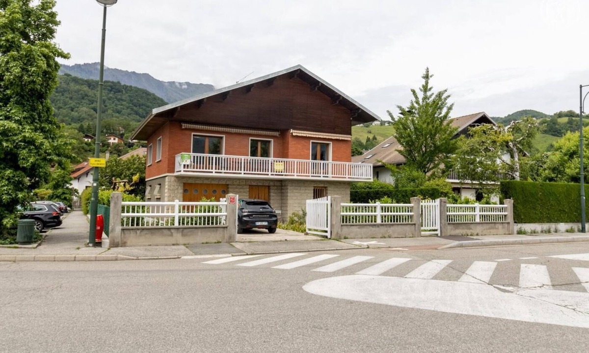 Albertville House | LA VILLA ROUGE - ALBERTVILLE