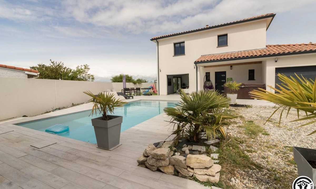 Merville House | La Villa - Swimming pool and Jacuzzi