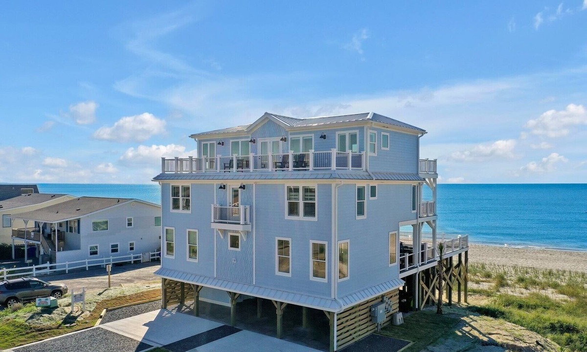 Oak Island House | La Vita Bella: Spacious 9-BR oceanfront home in Oak Island, perfect for large groups!