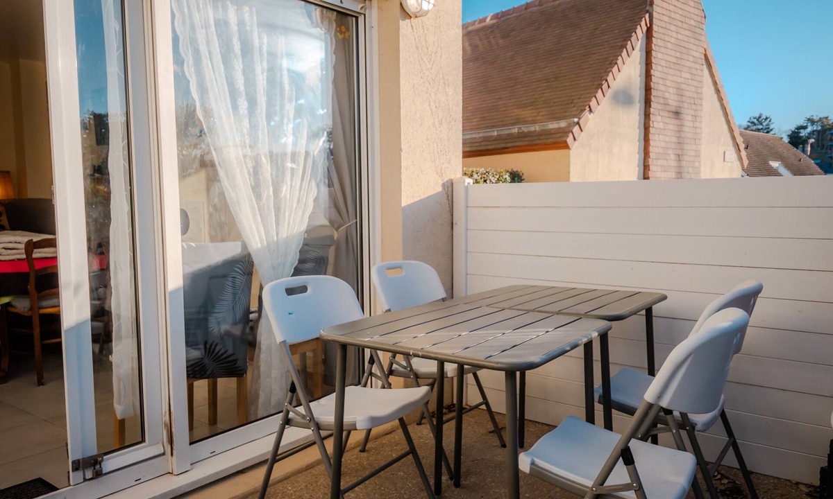 Bernieres-sur-Mer Apartment | La Voile de Nacre – Ground Floor Apt, 50m from Beach, Bernières-sur-Mer