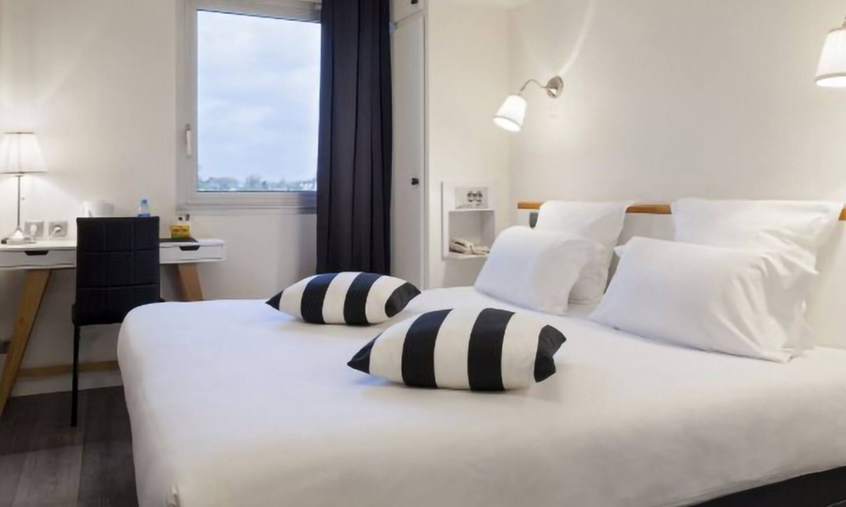 Rosporden Hotel | La Voile Rouge