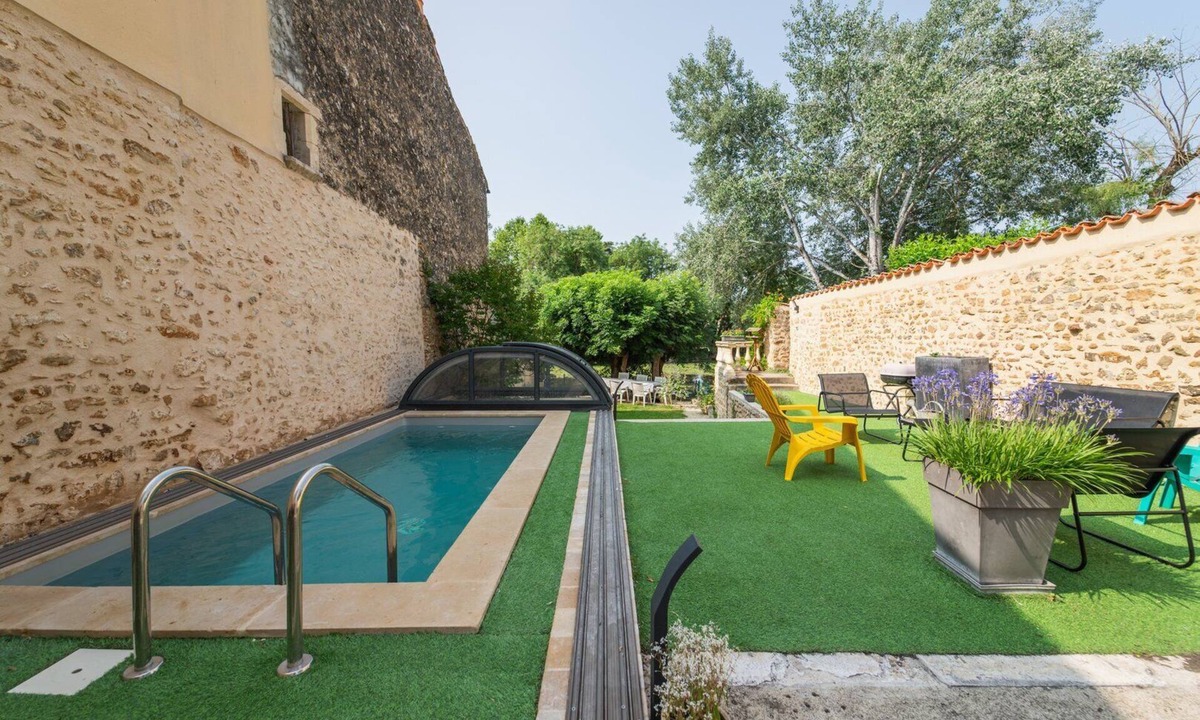 Vivonne House | La Vonne: swimming pool and river access