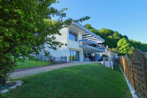 Bilieu Apartment | LAC CASA 60' Retro charm by the lake