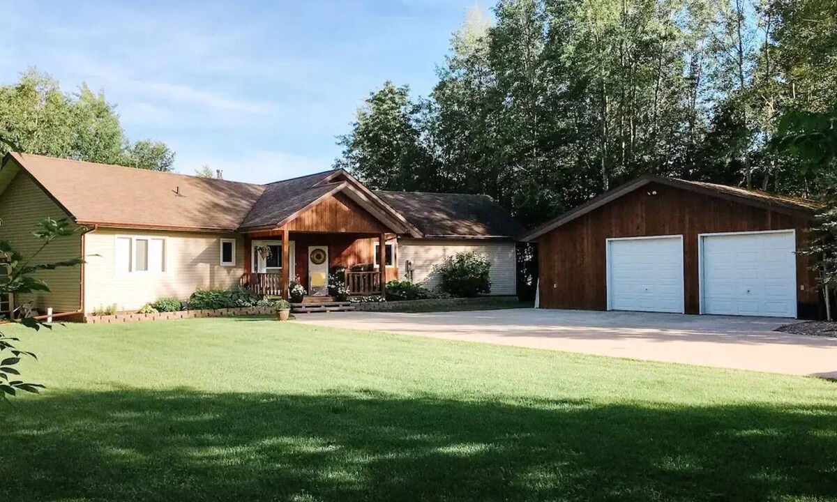 Lac du Bonnet Cottage | Lac du Lakehouse - Spacious 3bdrm, 2bath Waterfront home on Wpg River in LDB