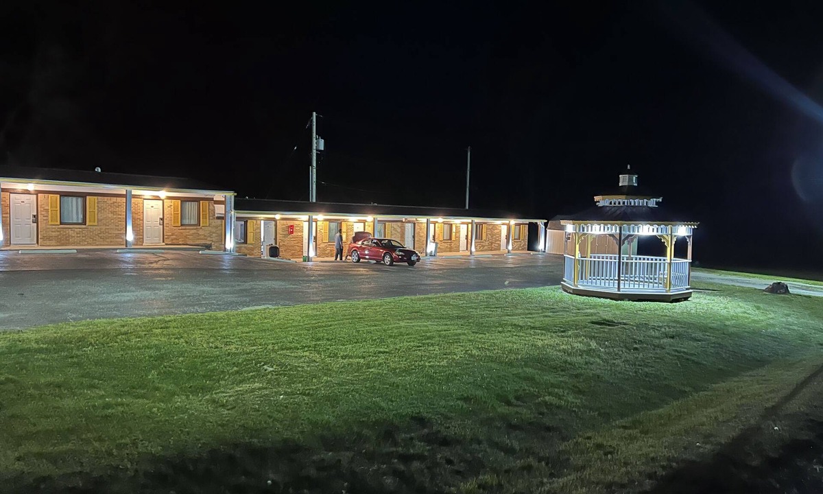 Knob Noster Hotel | Laci's Country Inn