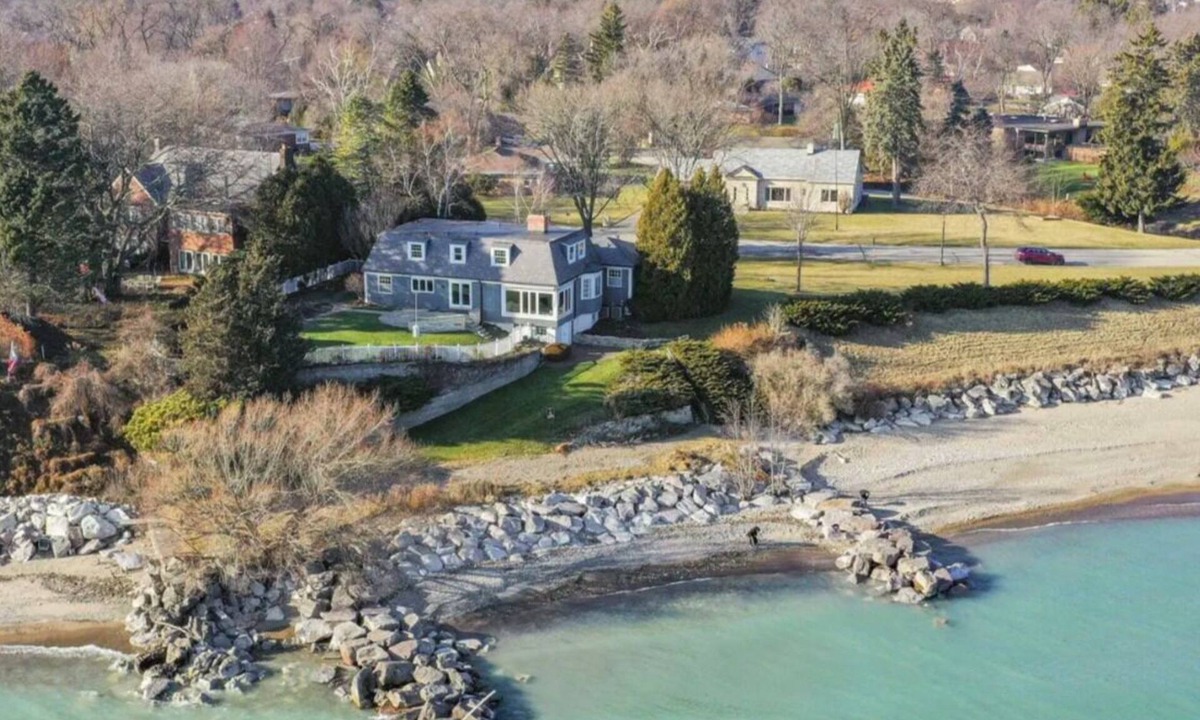North Bay House | "Lady Blue" - Beach Home with Private Beach on Lake Michigan - “Lady Blue”