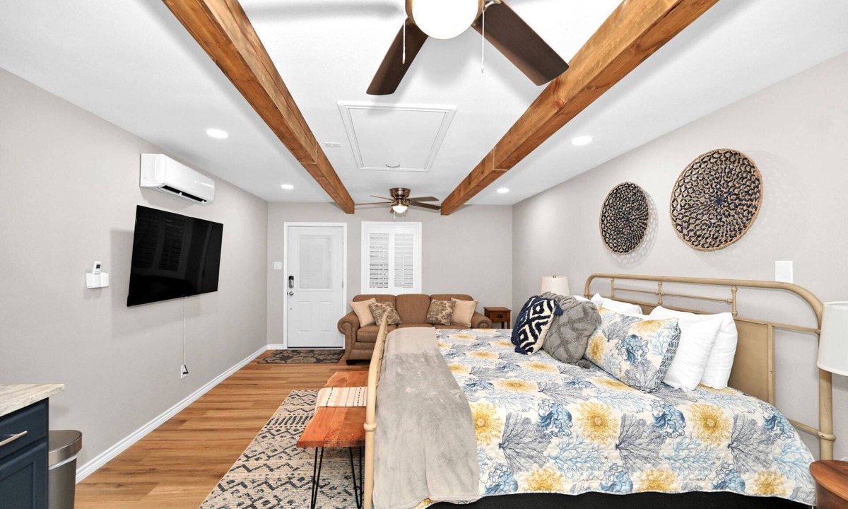 Leisure Land House | Lady of the Lake! Lake Front Property with Boathouse, Pet Friendly, Hot Tub, & Outdoor Sitting Area