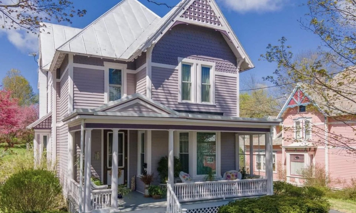 Cobleskill House | Lady Viola - Victorian w/Balcony Hot Tub