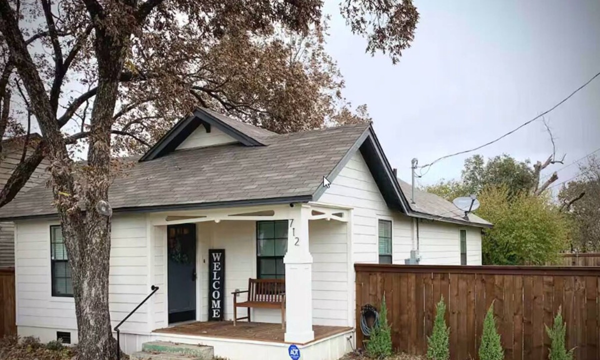 Brazos House | LadyFace Cottage: close to Magnolia & Baylor!