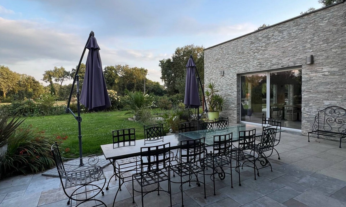 Saint-Medard-sur-Ille Resort | Lafamosia Between loft and villa with pool