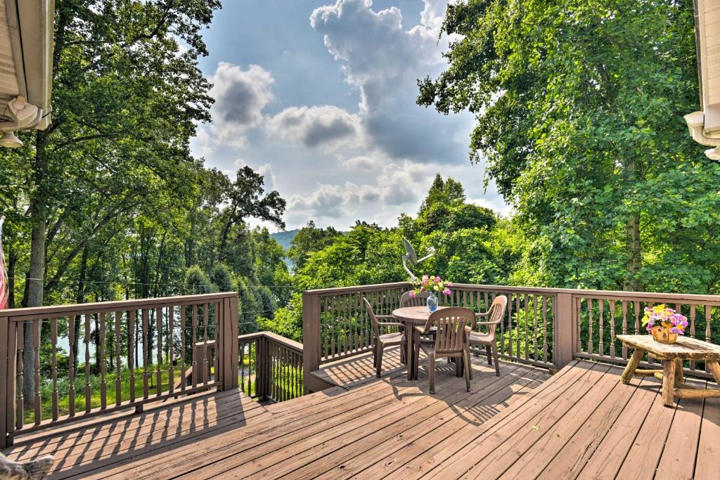 La Follette House | LaFollette Townhome with Deck and Norris Lake Views!