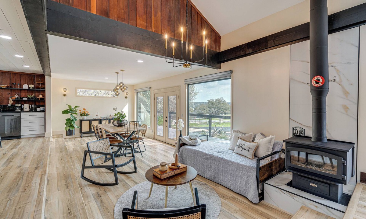 Waterford On Lake Travis Cottage | Lago Vista Home w/Putting Green, Pool & Jacuzzi