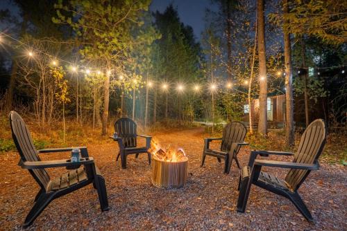 Coram House | Laid Back Cabin 7 Mn to Glacier, Private Fire Pit