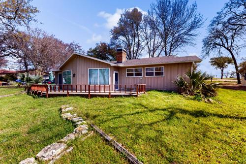Kemp House | Laid-Back Lake House' w/Wraparound Deck