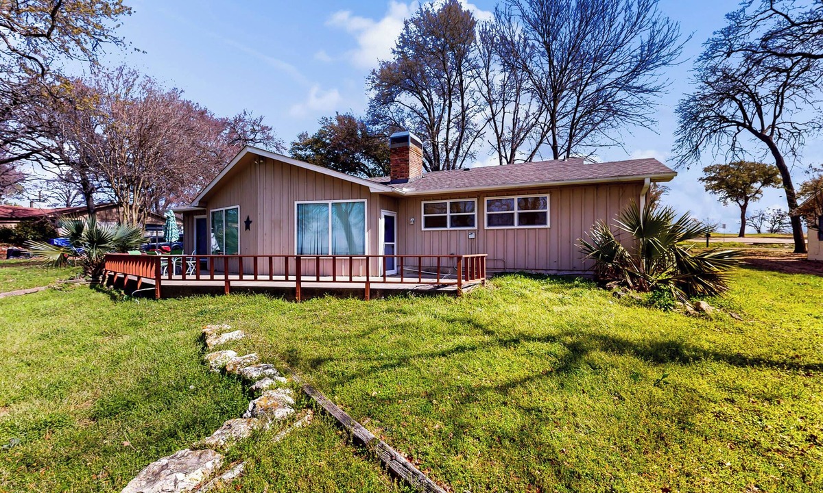 Kemp House | Laid-Back Lake House' w/Wraparound Deck