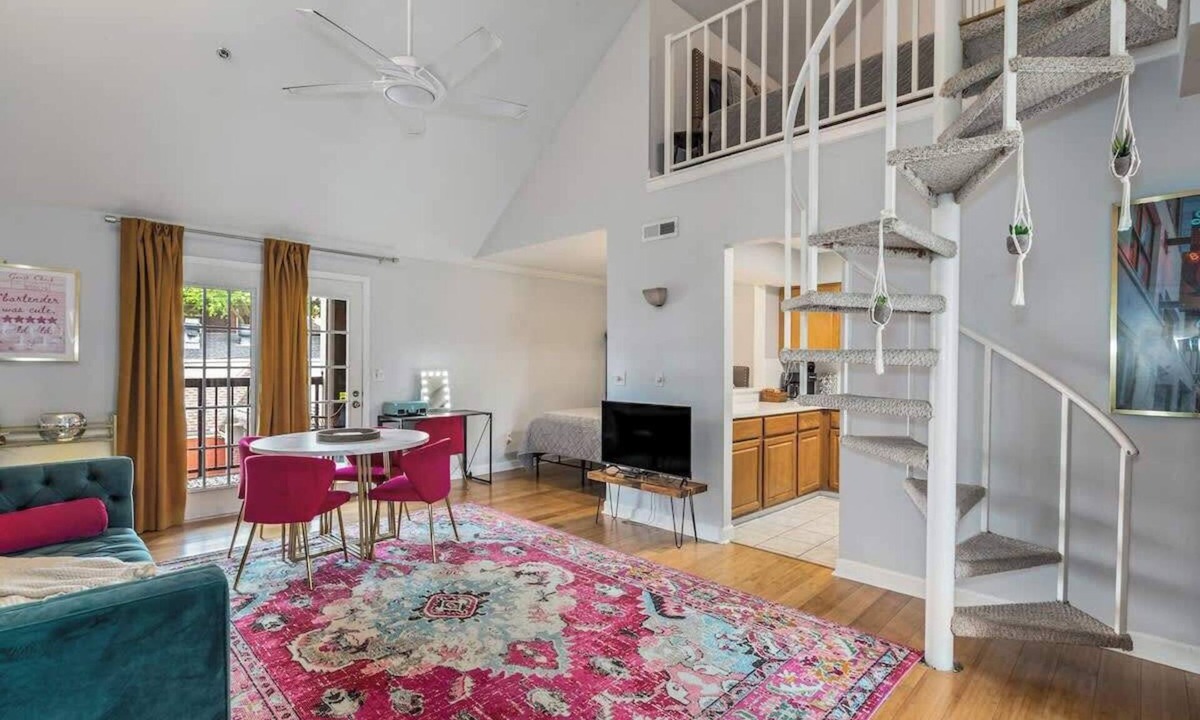 Rutledge Hill Condo | Lainey's Loft-Broadway Less than 2 Miles!