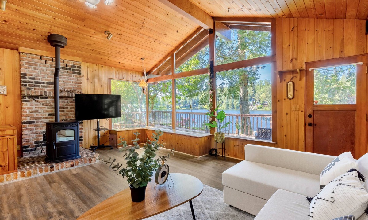 Black Diamond Cabin | Lake access cabin near trails and spring