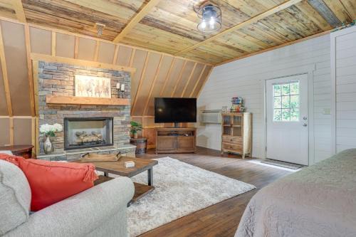 Cartersville Apartment | Lake Allatoona Area Studio w/2 Decks & Farm Views