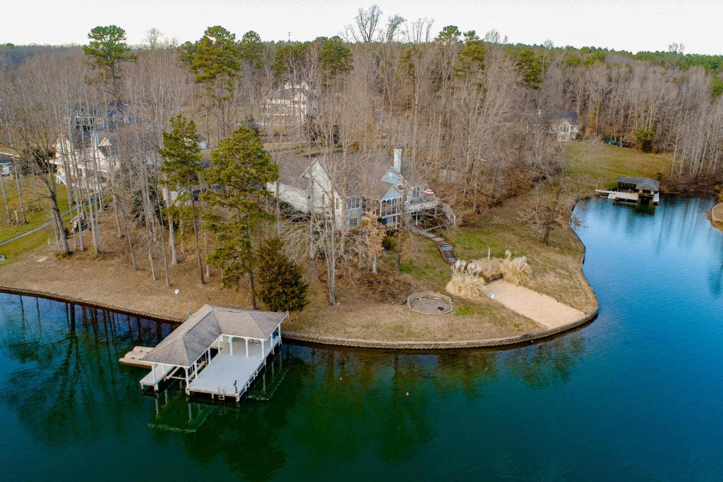 Mineral House | Lake Anna Cabana