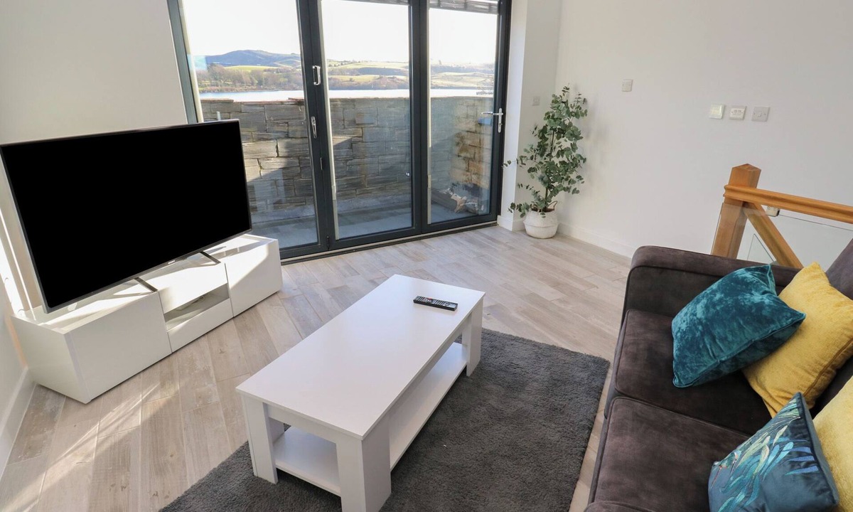 Littleborough Cottage | Lake Bank Views