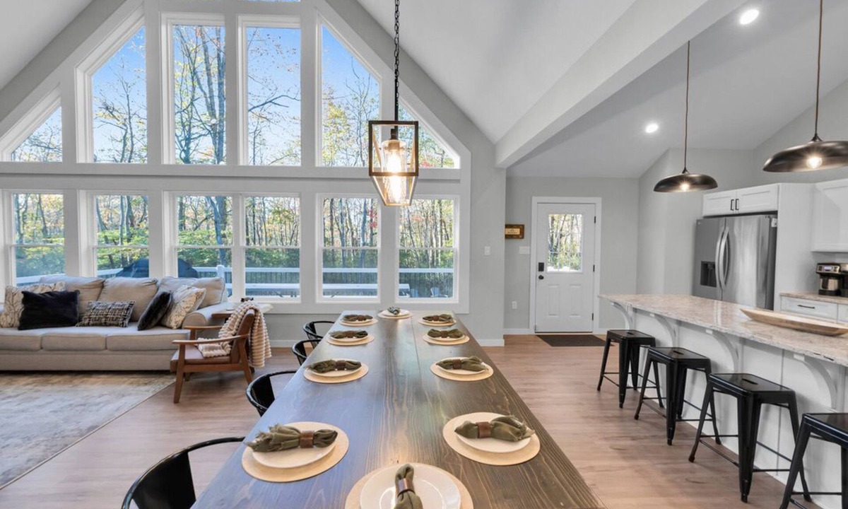 Jim Thorpe Cabin | Lake & Beach + Firepit + King Beds + Swing set