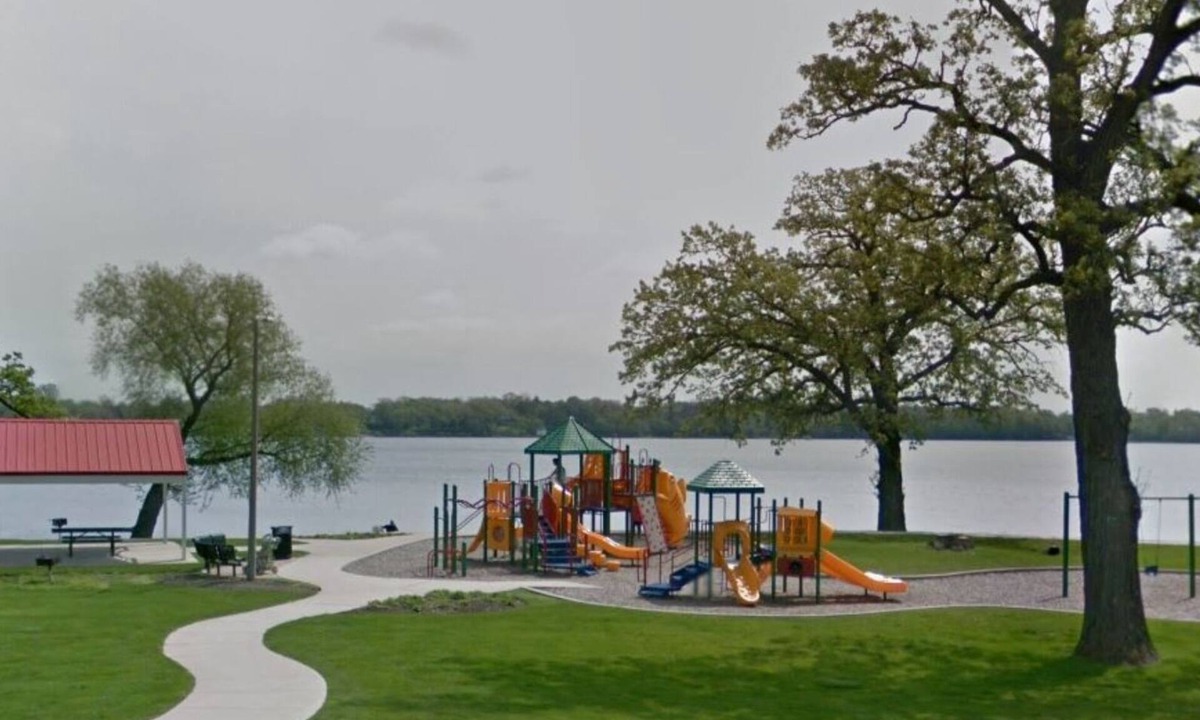 Round Lake Beach House | Lake/Beach Getaway (Remodeled)