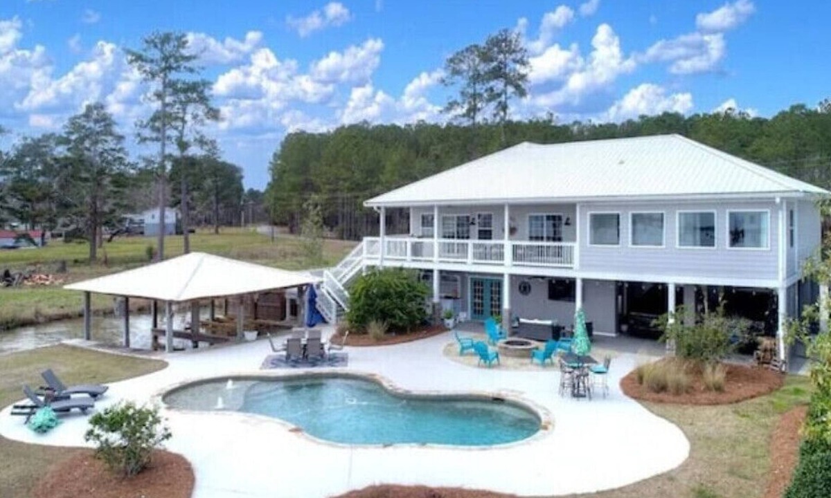 Cobb House | Lake Blackshear Getaway! Pool, BBQ, Firepit & WiFi