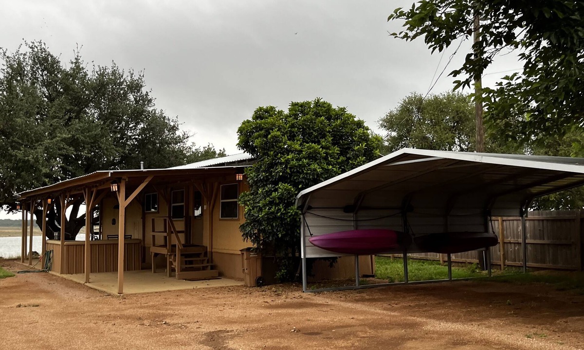 Buchanan Dam Cottage | Lake Buchanan Water Front Cabin ~ Hot Tub, Fire Pit lounge, Grill, Kayaks.