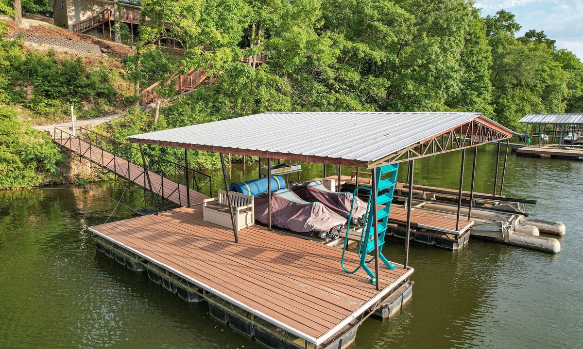 Barnett House | Lake Cabin & Dock - A True Ozarks Experience!