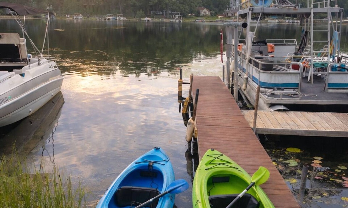 Brighton Cabin | Lake Cabin w/Dock + Kayaks Near Ann Arbor