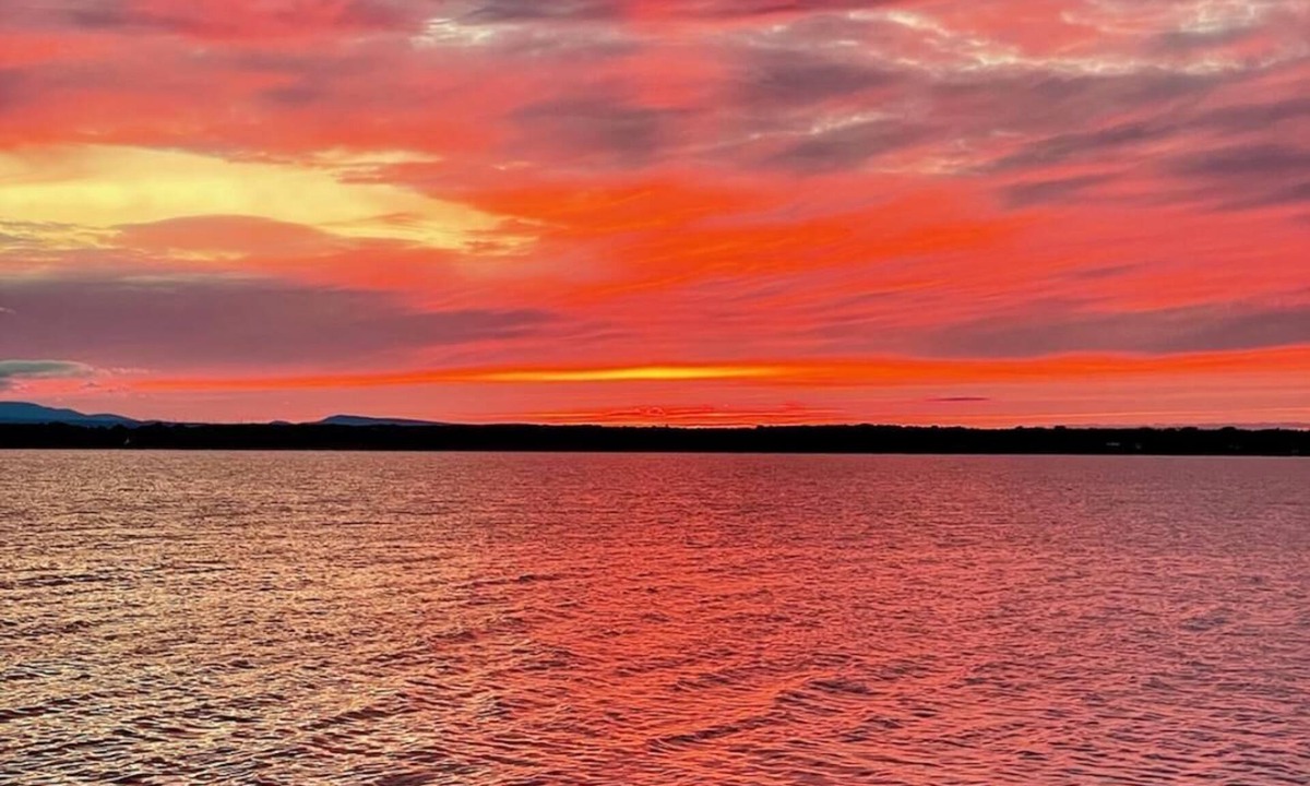Swanton Cottage | Lake Champlain Waterfront: Year-round, Incredible Sunsets, Kayaks, Firepit & W/D