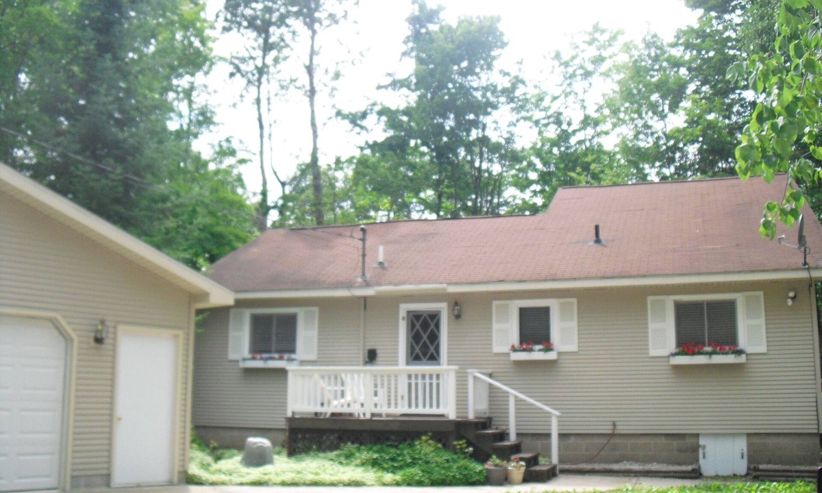 East Jordan Cottage | Lake Charlevoix Access!