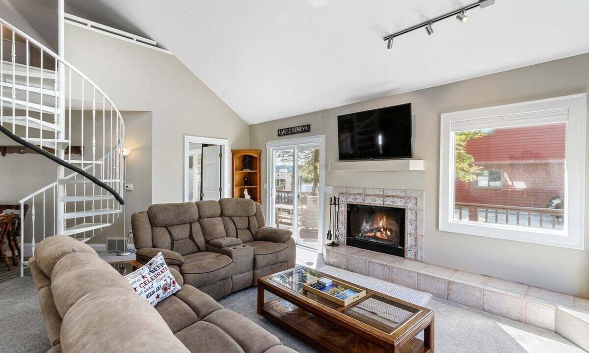 Como House | Lake Como View Loft Steps to Shore Wraparound Deck Fire Pit Large Yard