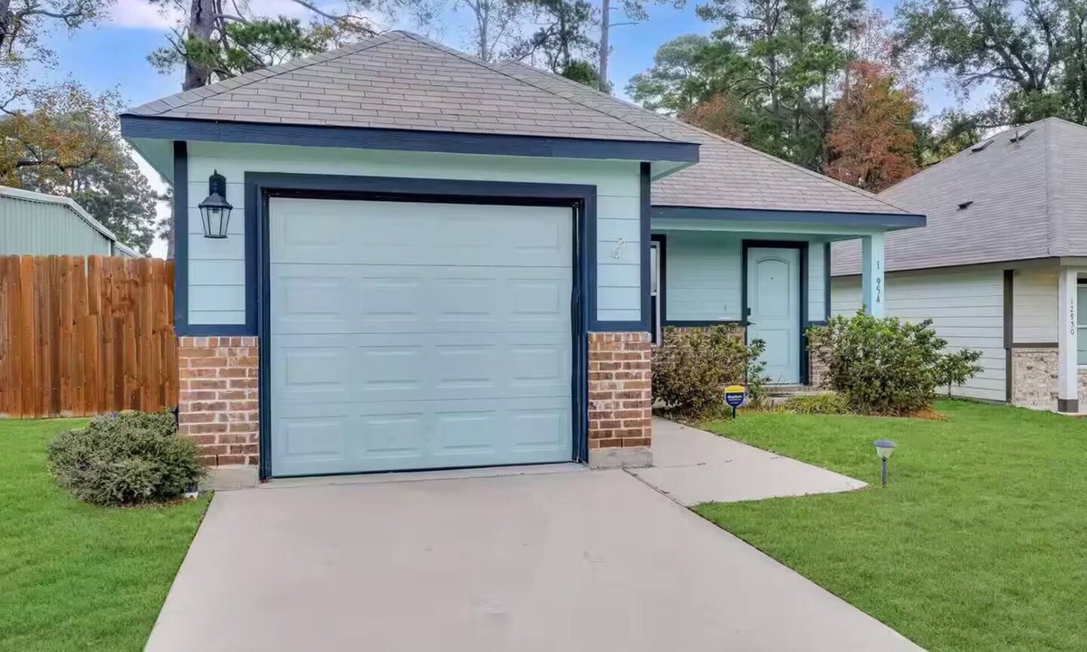 Willis House | Lake Conroe Family Retreat Games Boating and Pet-Friendly