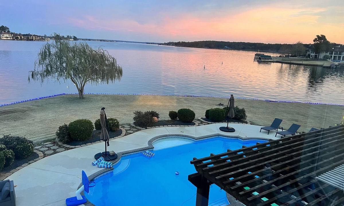 Montgomery House | Lake Conroe Lakefront – Sleeps 20+ with Pool, Dock, World Cup Ready