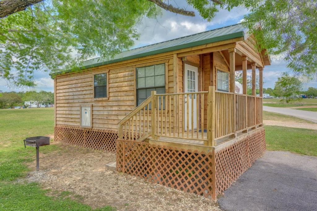 Willis Resort | Lake Conroe One-Bedroom Cabin 3